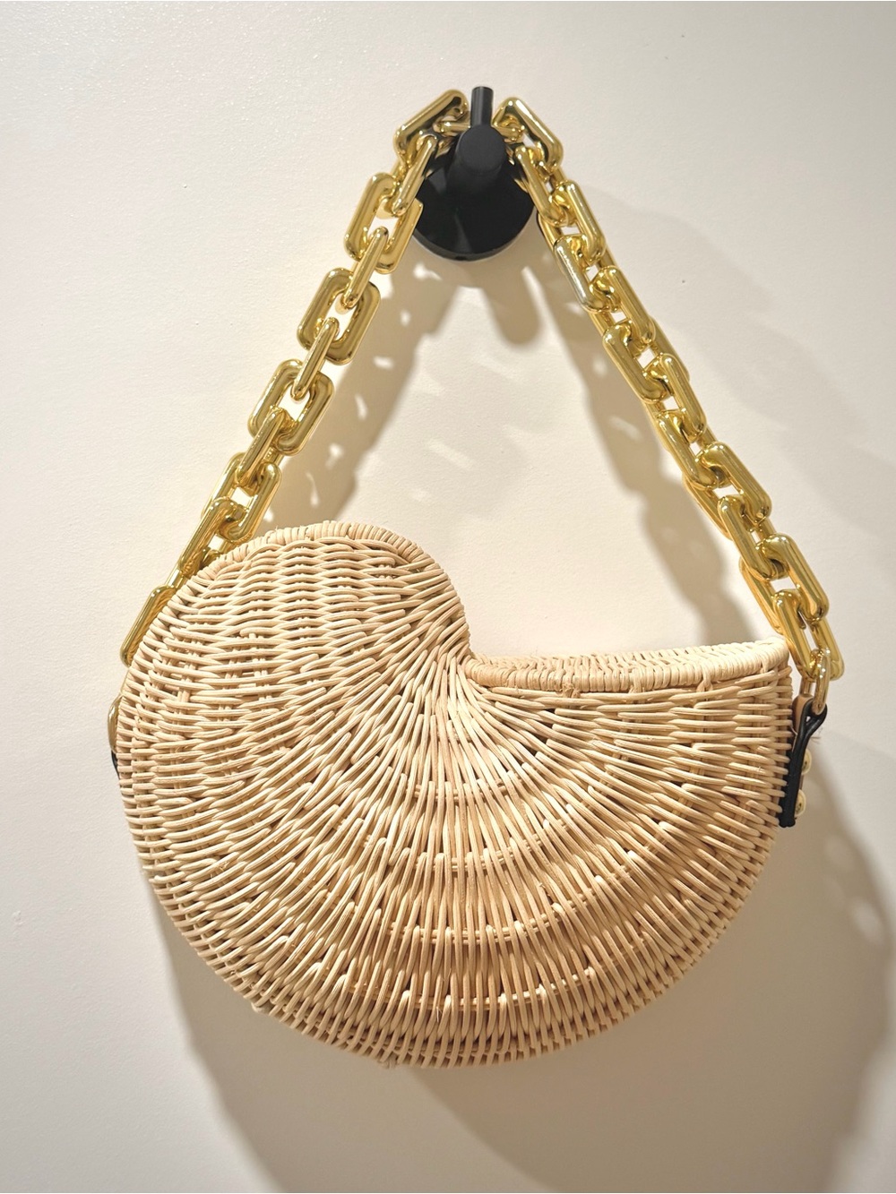 Straw Shell Conch Shoulder Bag with Chunky Gold Chain